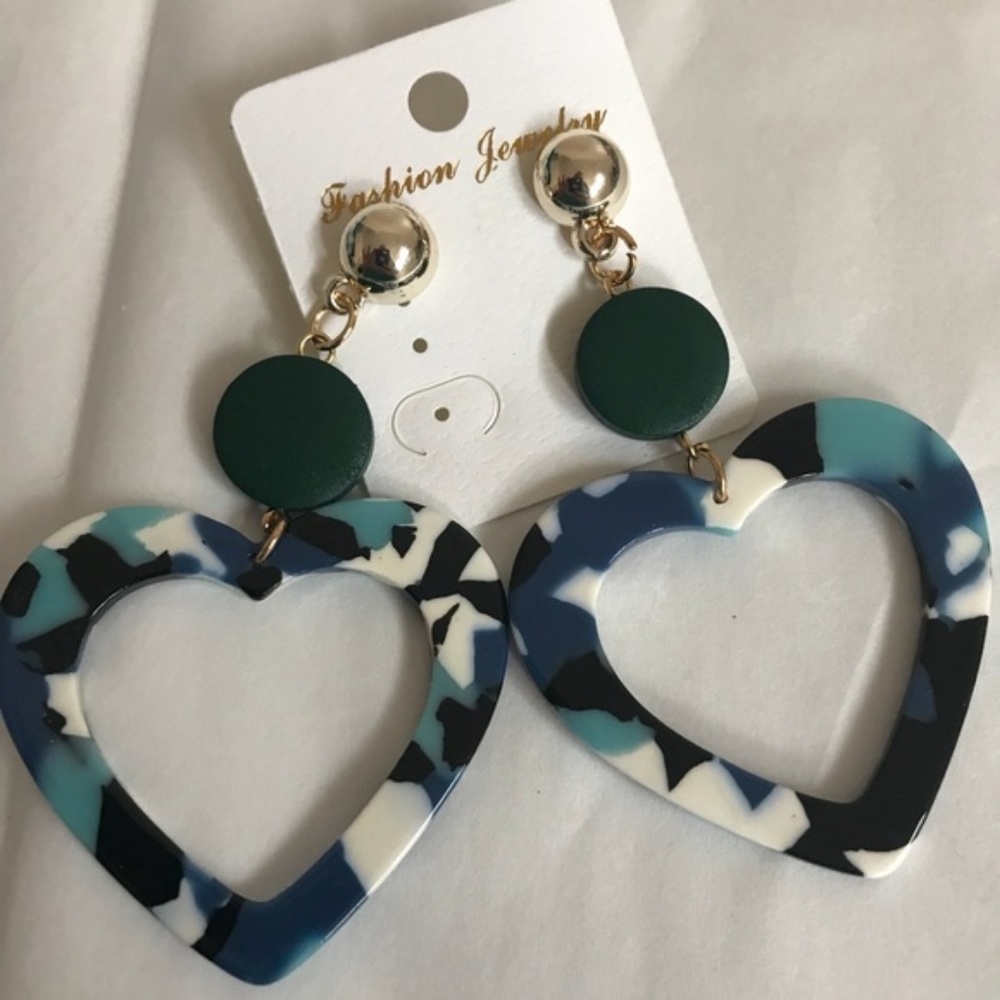 🔥🔥 NWOT Acrylic Heart Shaped Earrings - Picture 2 of 2